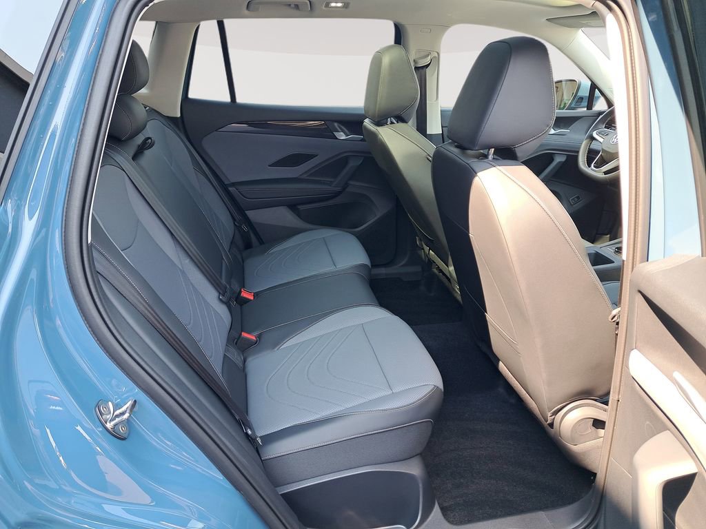New 2025 Volkswagen Tiguan SE image 16