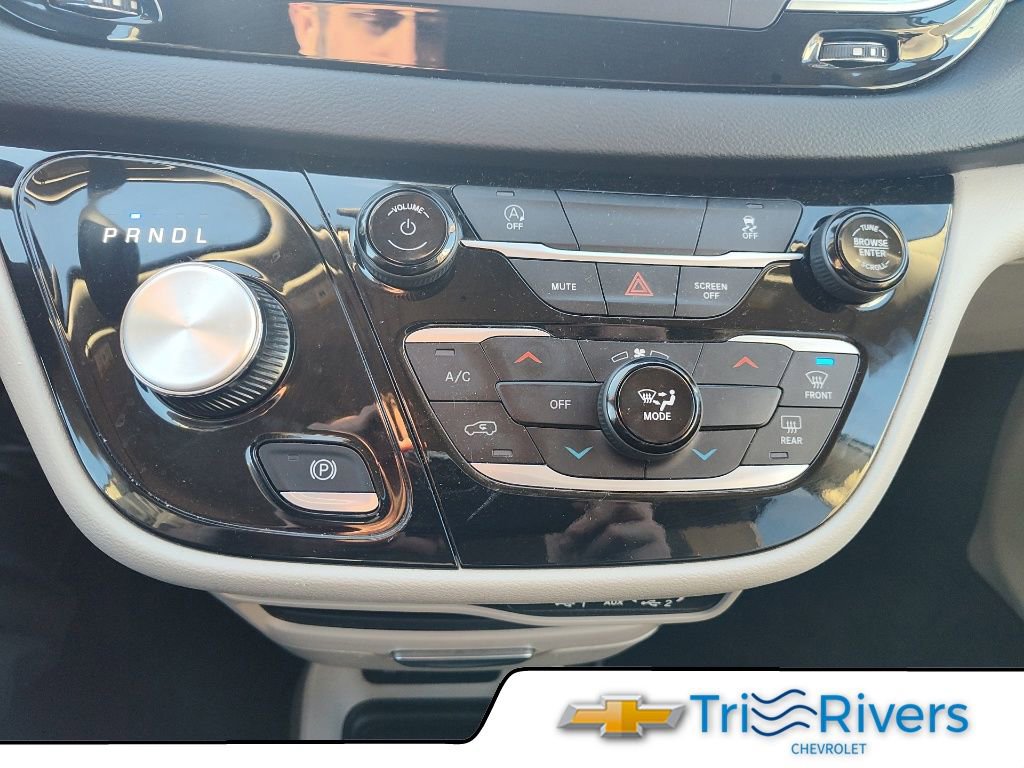 Used 2023 Chrysler Voyager LX image 14