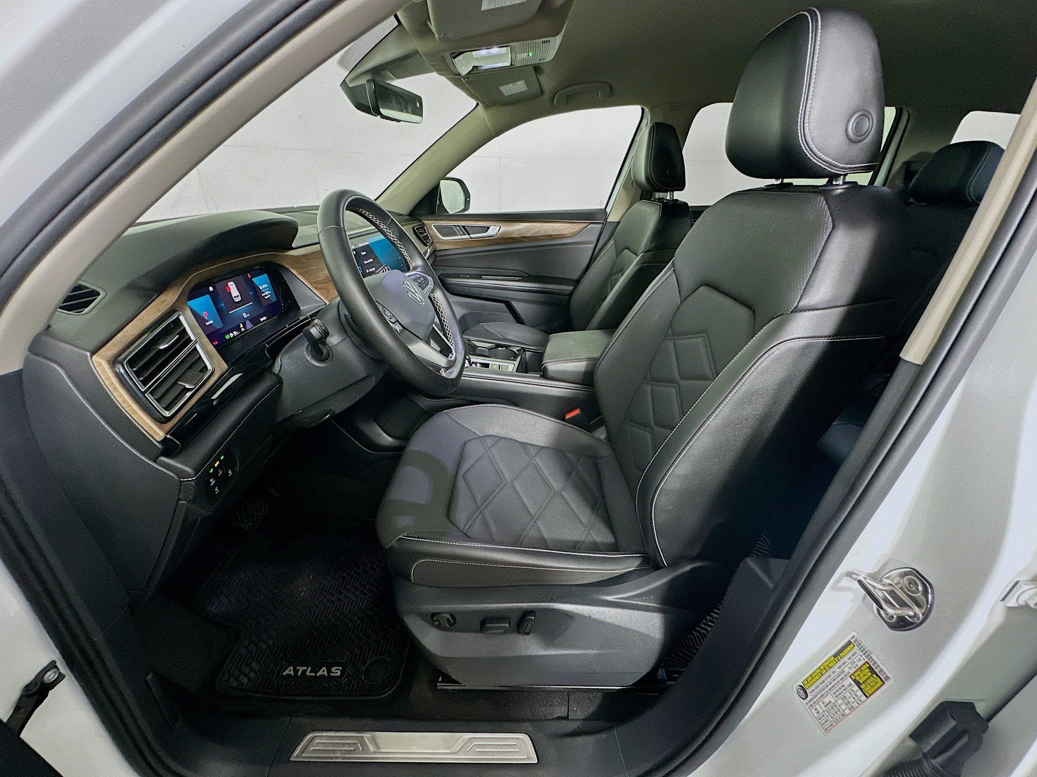 Used 2024 Volkswagen Atlas SE w/ Black Wheel Package FWD image 13