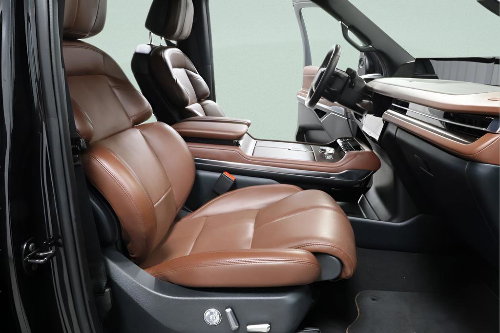 Used 2025 Lincoln Navigator Reserve AWD/4WD image 32