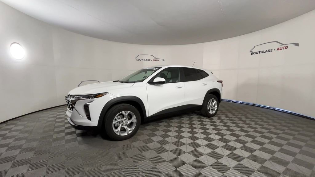 Used 2025 Chevrolet Trax LS w/ LS Convenience Package image 4