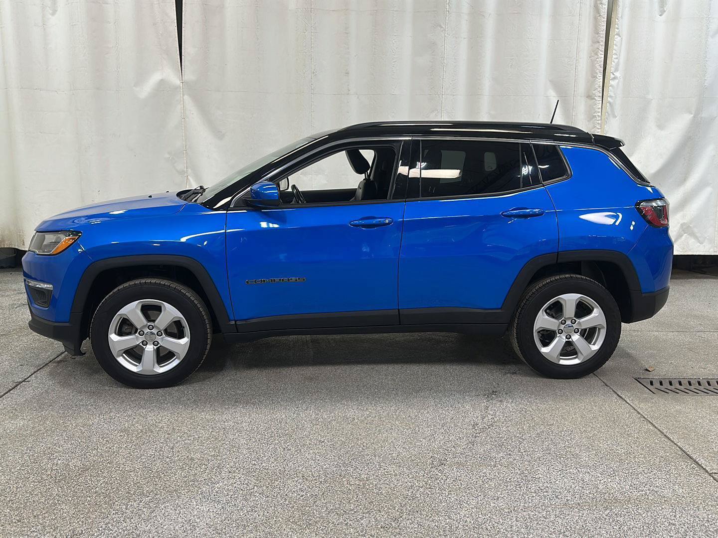 Used 2018 Jeep Compass Latitude w/ Popular Equipment Group AWD/4WD image 2