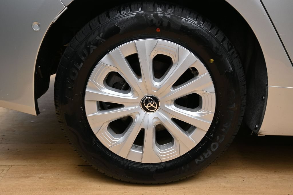 Used 2022 Toyota Prius LE FWD image 13