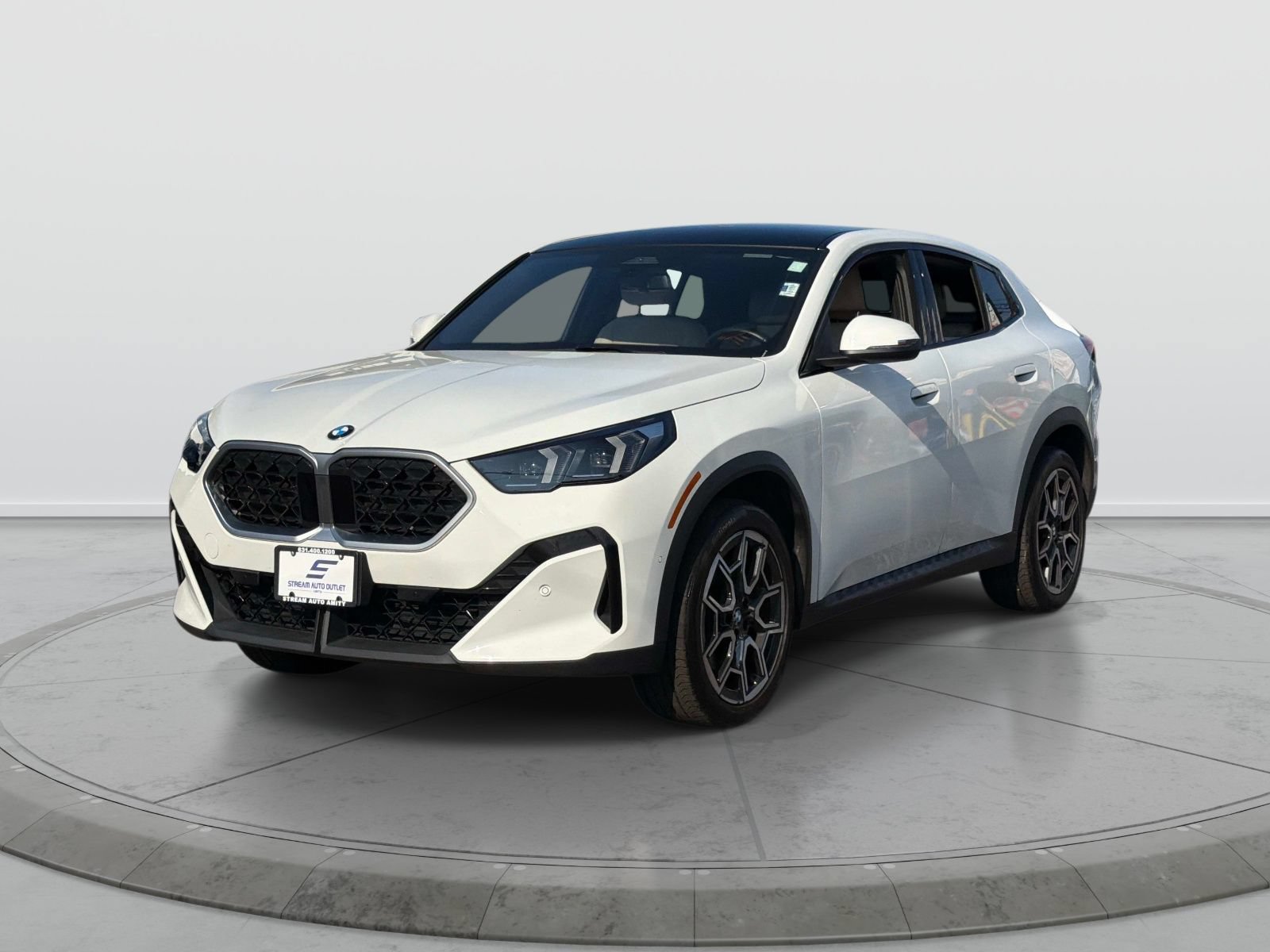 Used 2025 BMW X2 xDrive28i AWD/4WD image 3