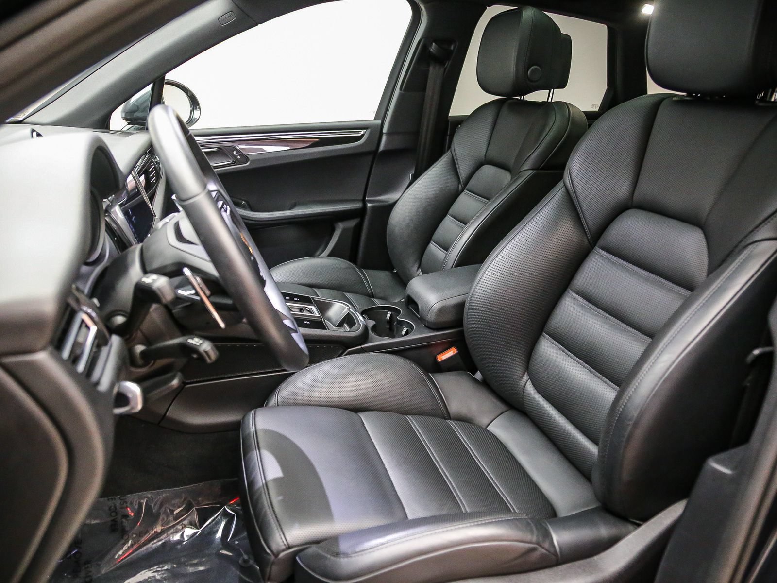 Certified 2026 Porsche Macan AWD/4WD image 4