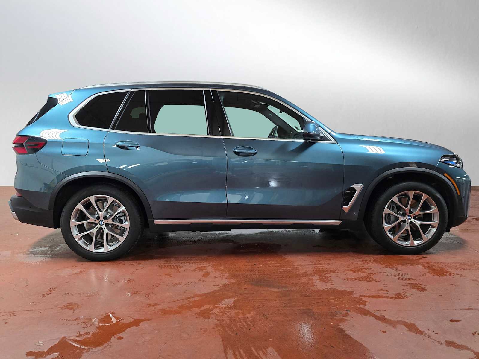 Used 2026 BMW X5 xDrive50e image 2