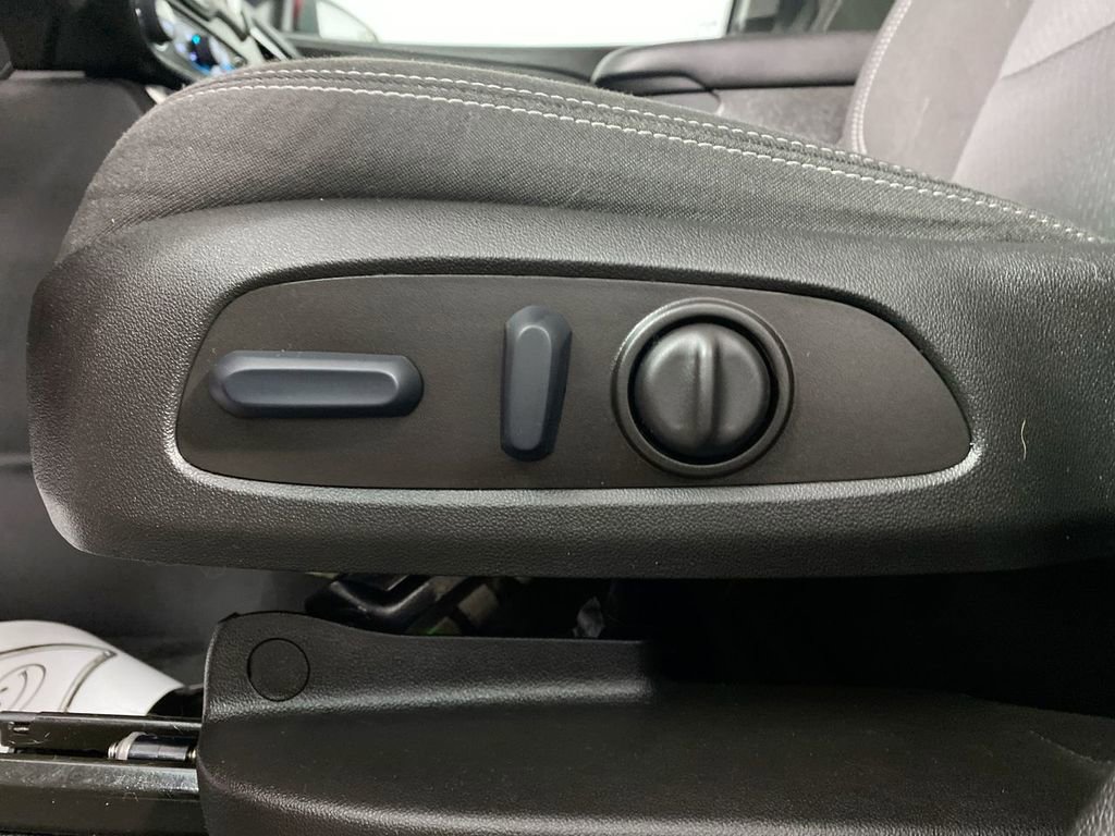 Used 2023 GMC Terrain SLE w/ Driver Convenience Package image 12