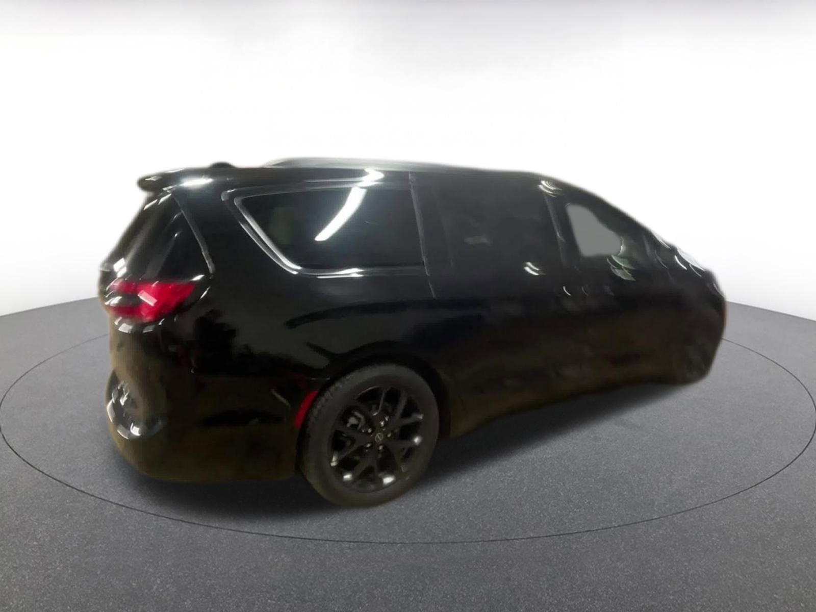 Used 2025 Chrysler Pacifica Limited image 15