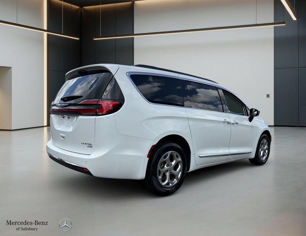 Used 2023 Chrysler Pacifica Limited AWD/4WD image 4