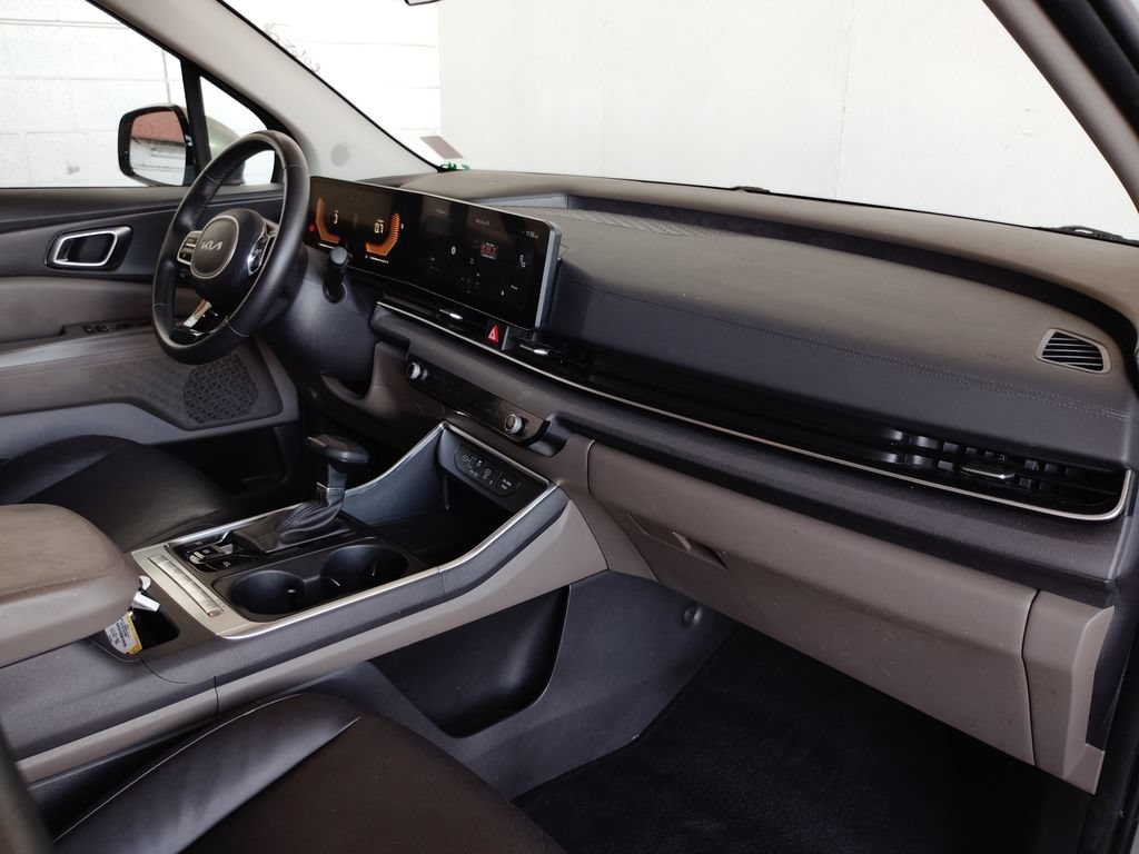 Used 2025 Kia Carnival EX FWD image 13