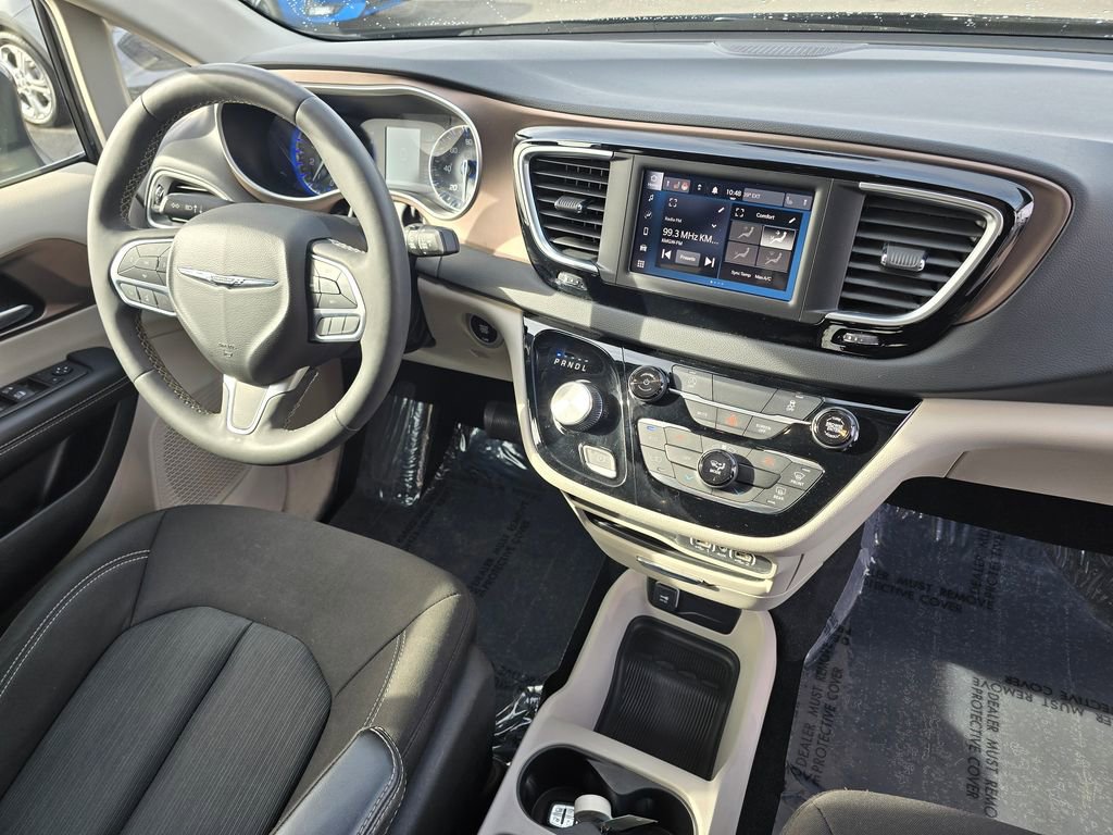 Used 2023 Chrysler Voyager LX image 10