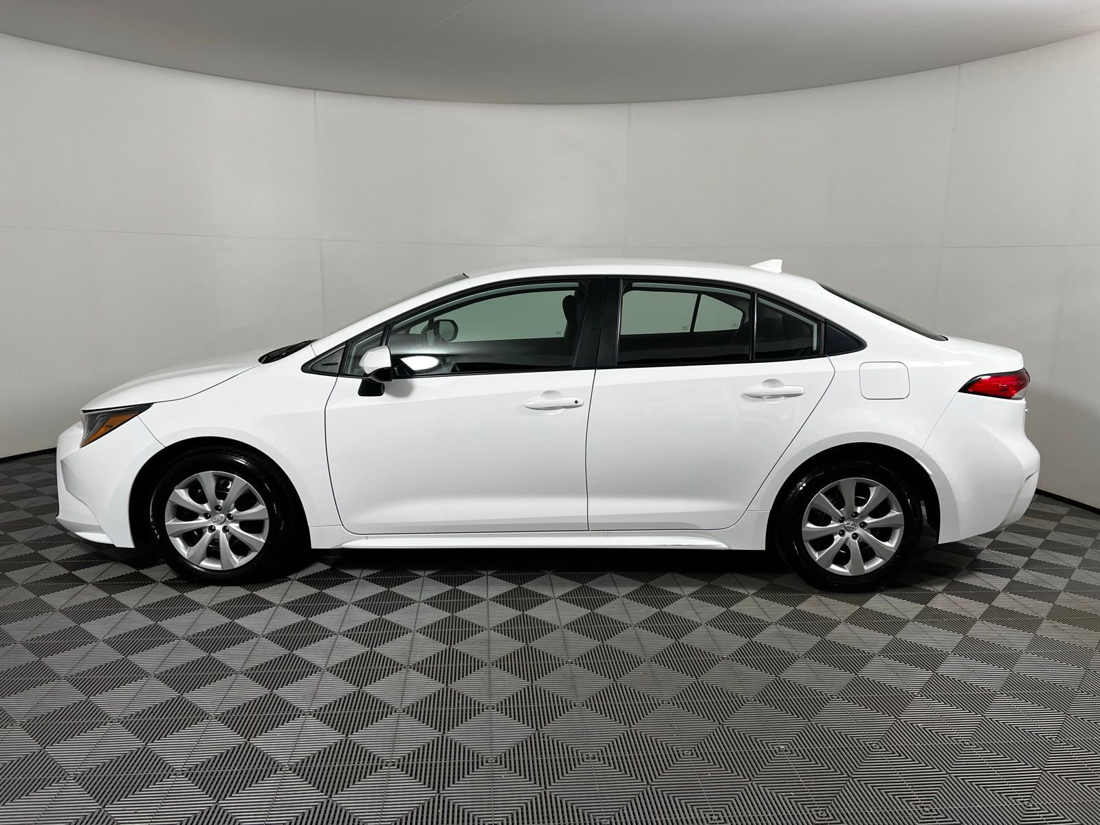 Used 2025 Toyota Corolla LE image 8