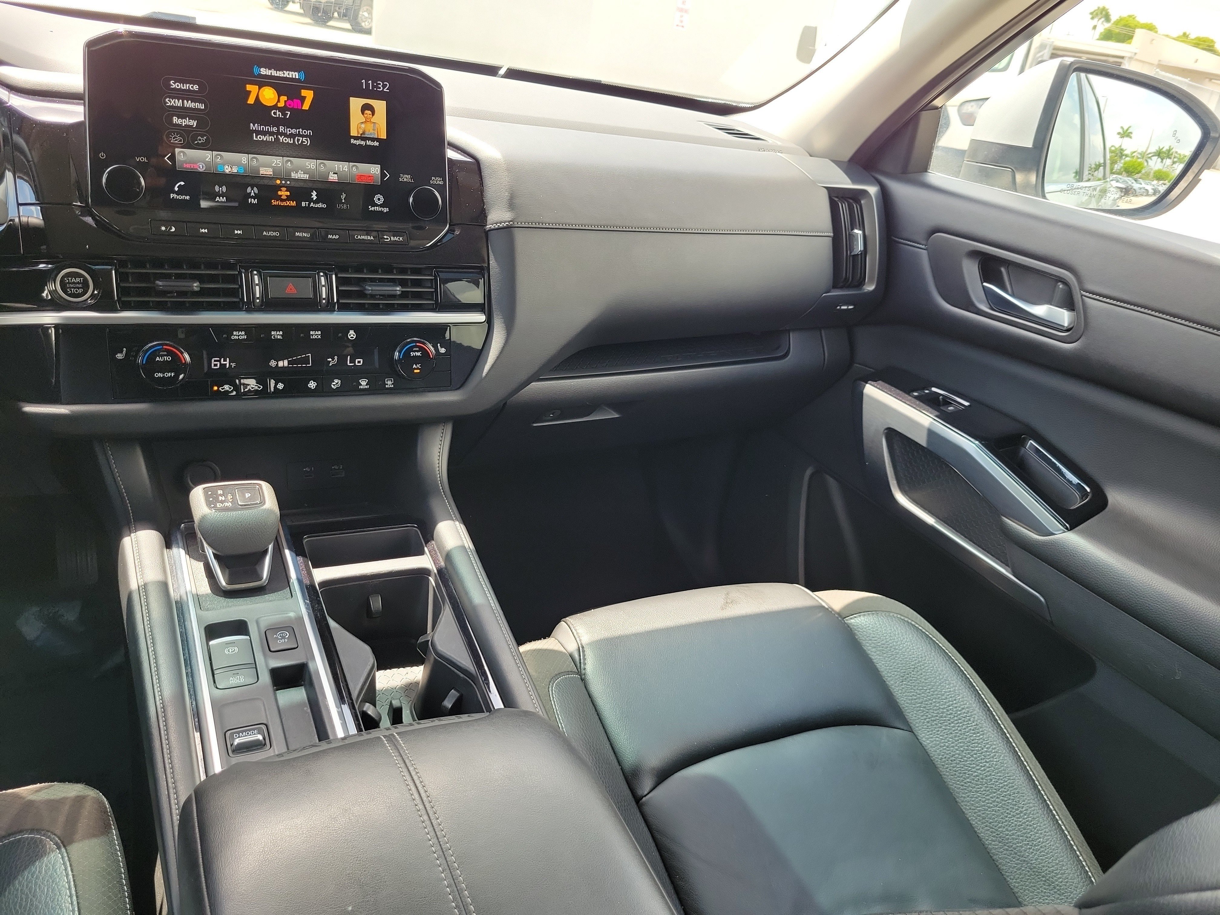 Used 2024 Nissan Pathfinder SL w/ Black Appearance Package FWD image 18