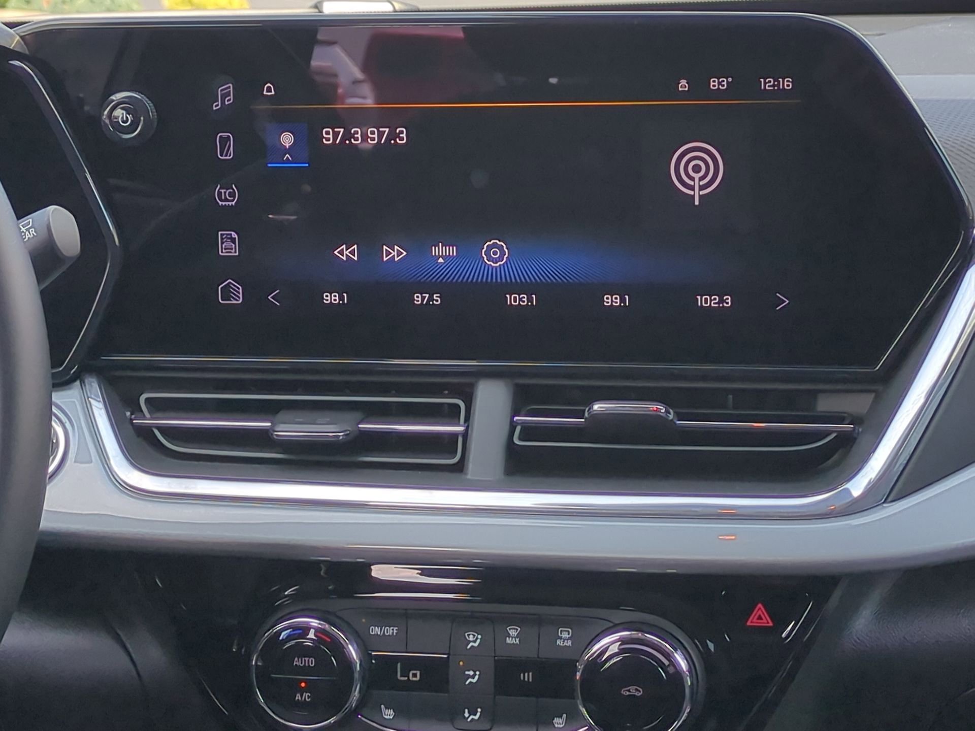 Certified 2024 Chevrolet Trax LT w/ Driver Confidence Package image 35