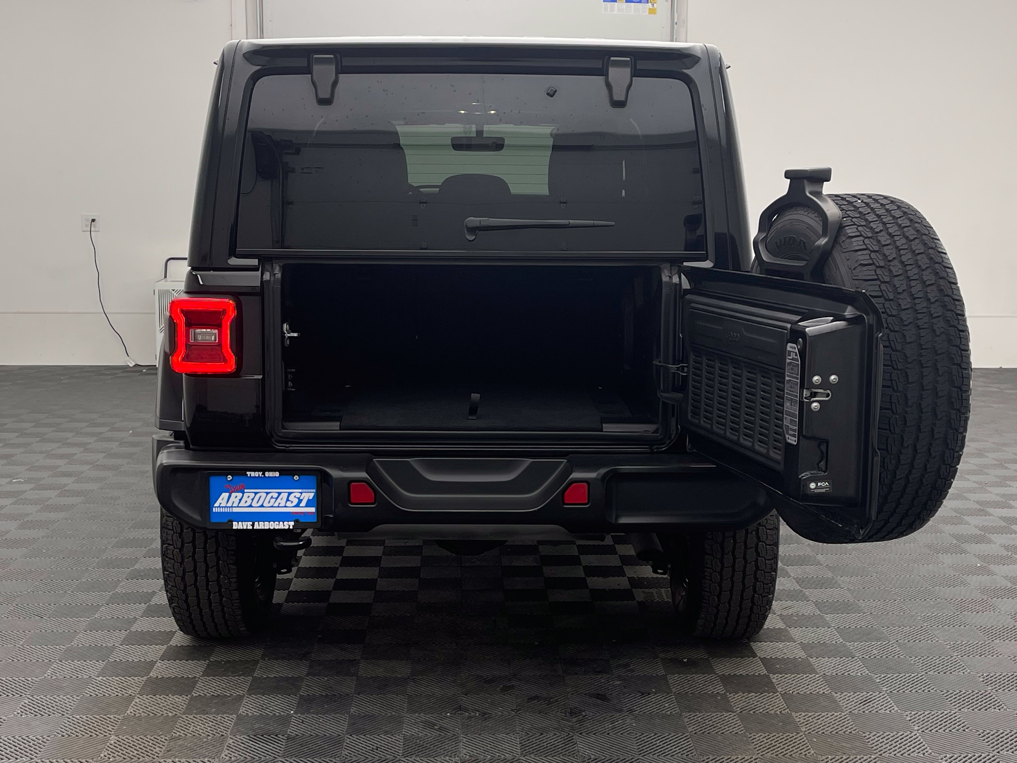 Used 2022 Jeep Wrangler Unlimited Sahara w/ LED Lighting Group AWD/4WD image 8