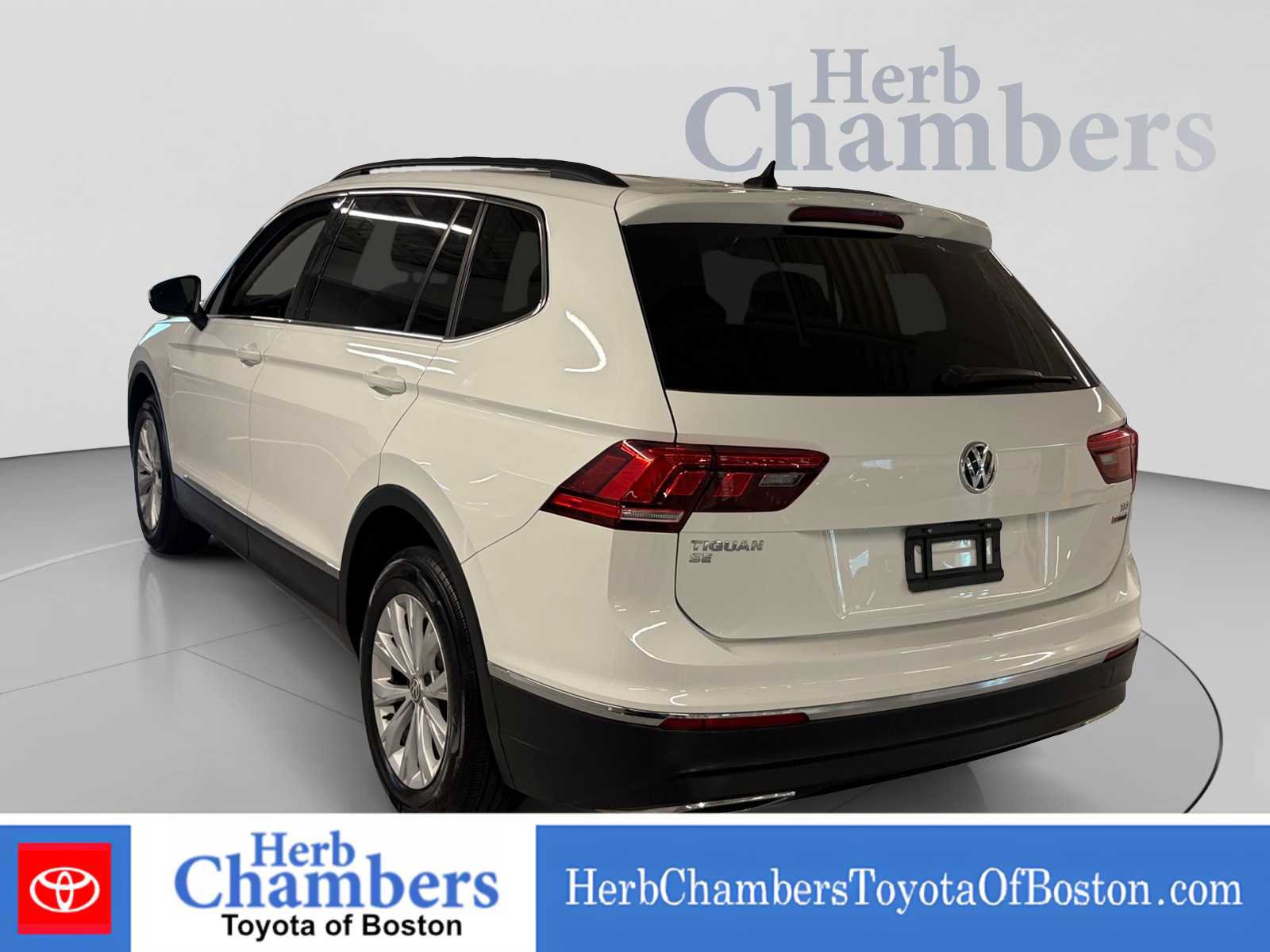 Used 2018 Volkswagen Tiguan SE w/ Panoramic Sunroof Package AWD/4WD image 3