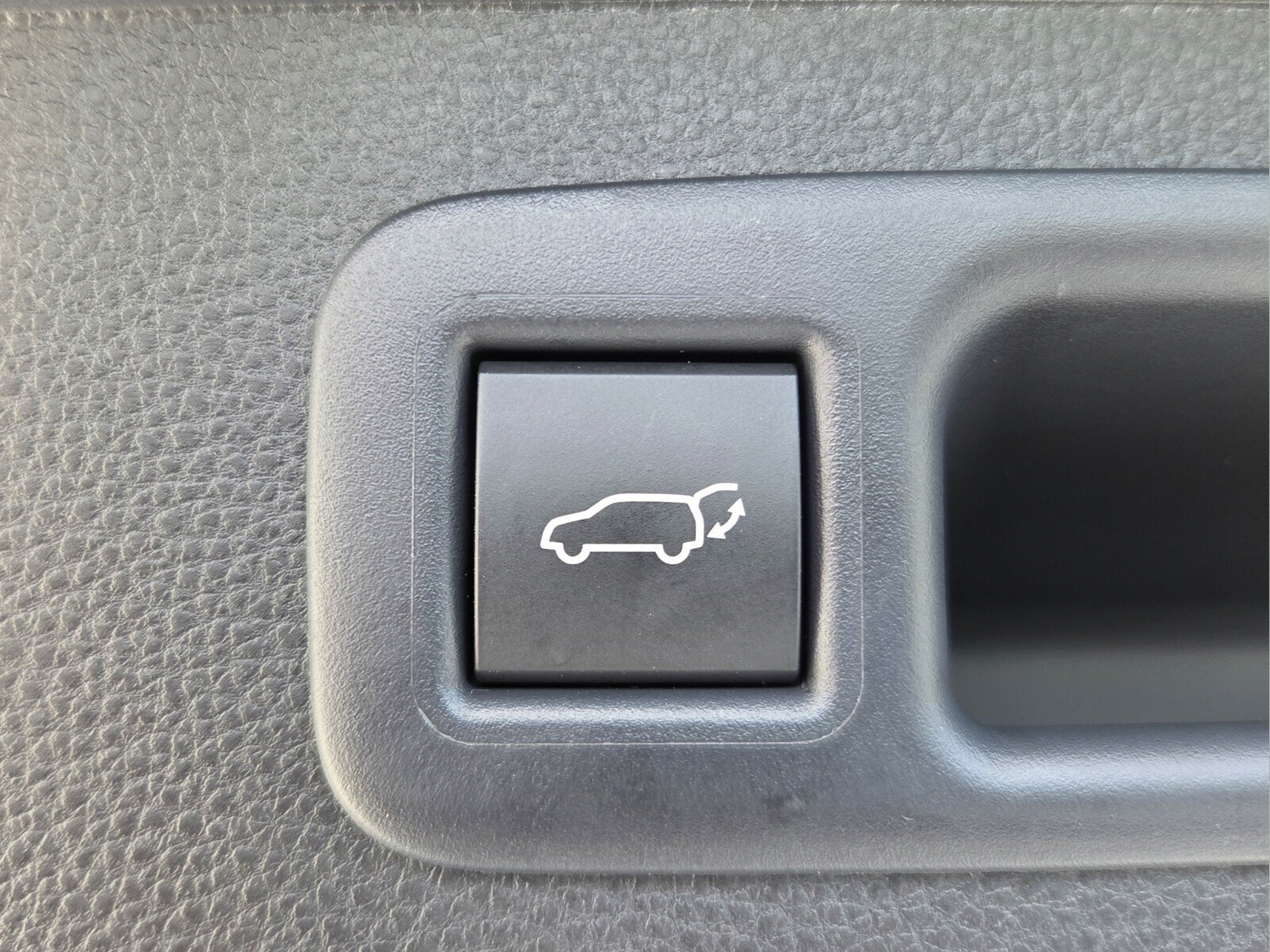 Used 2025 Toyota Highlander XLE FWD image 13