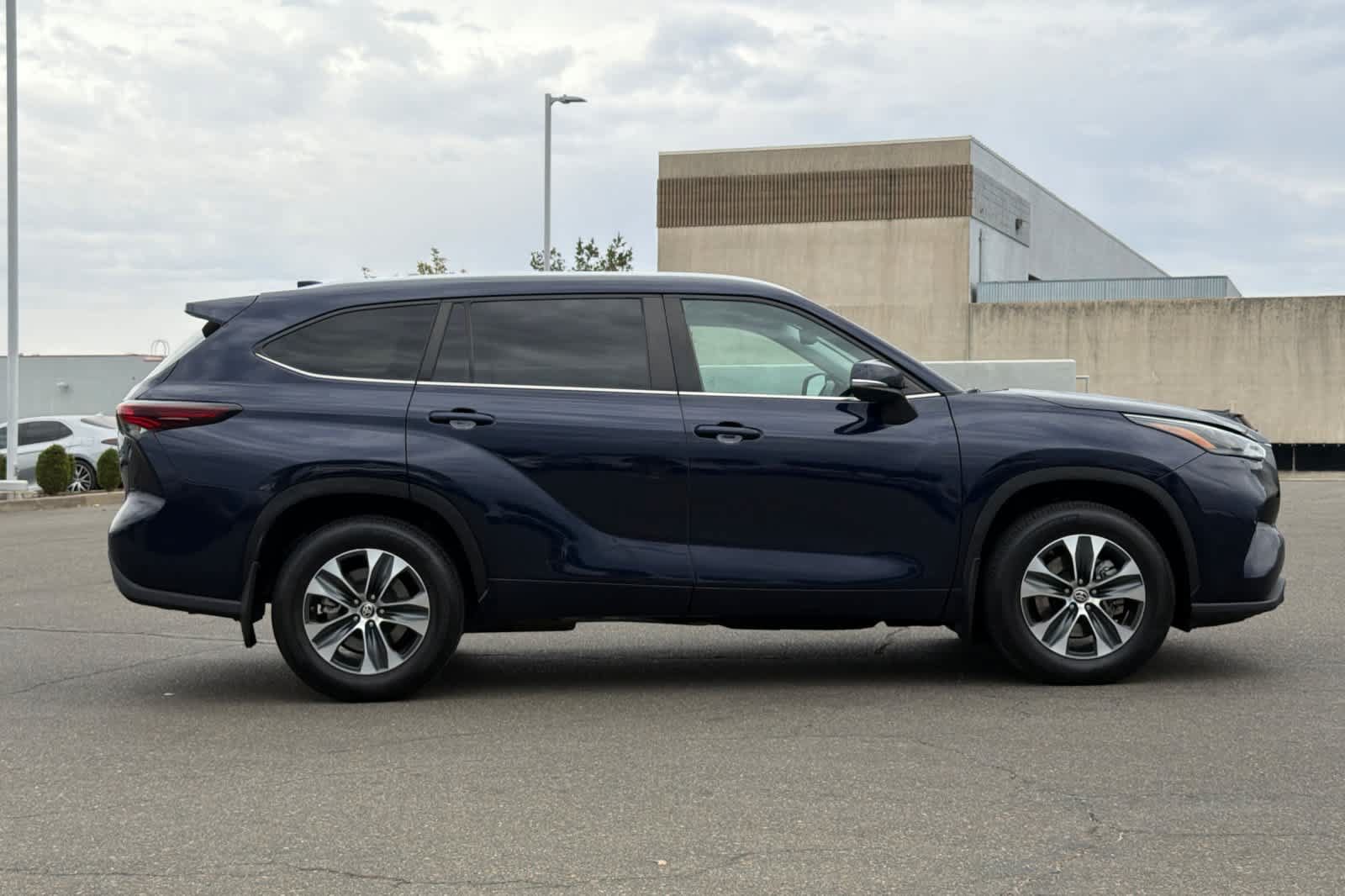 Used 2024 Toyota Highlander XLE AWD/4WD image 6