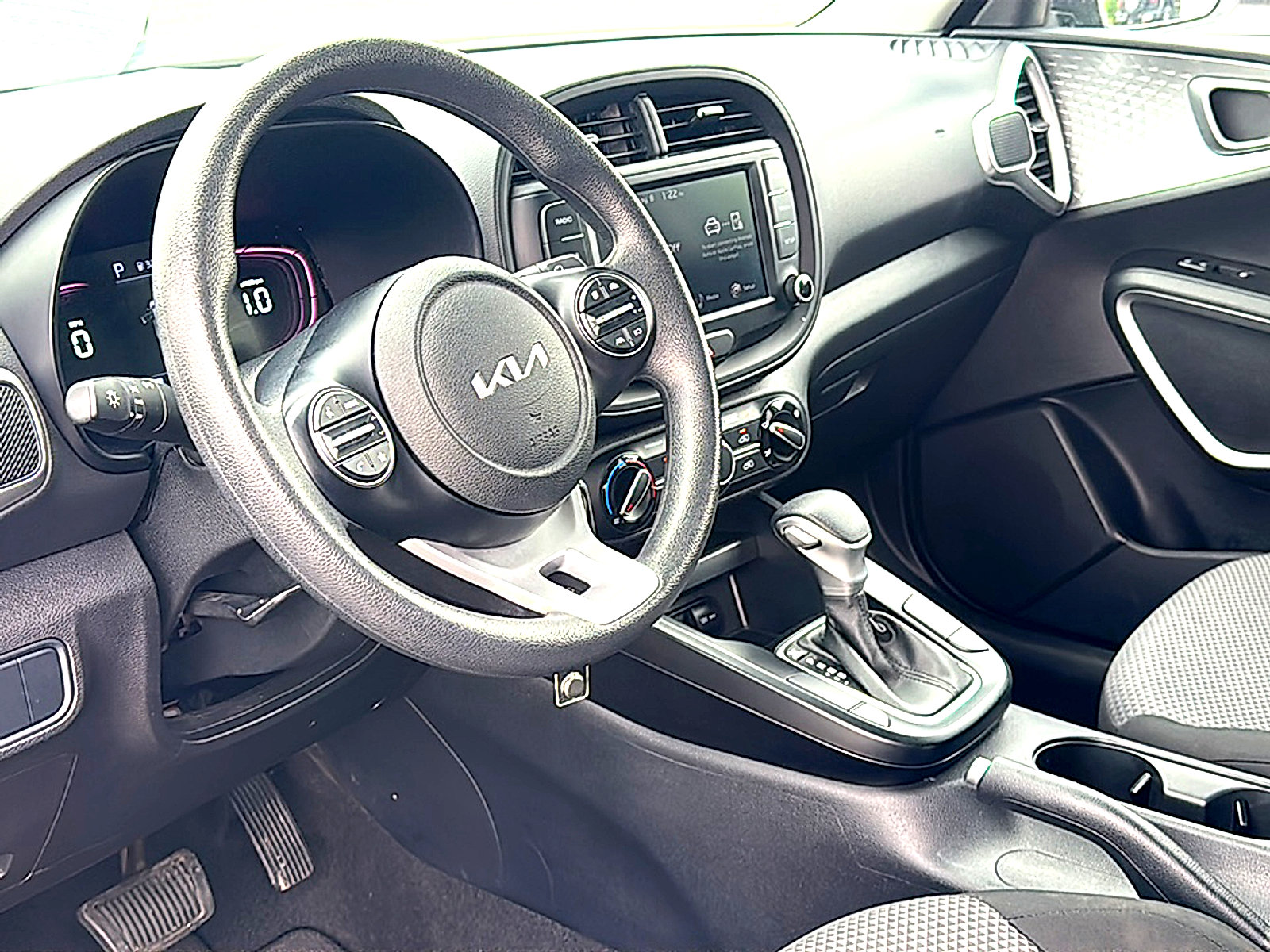 Used 2024 Kia Soul LX w/ Option Group 015 FWD image 12