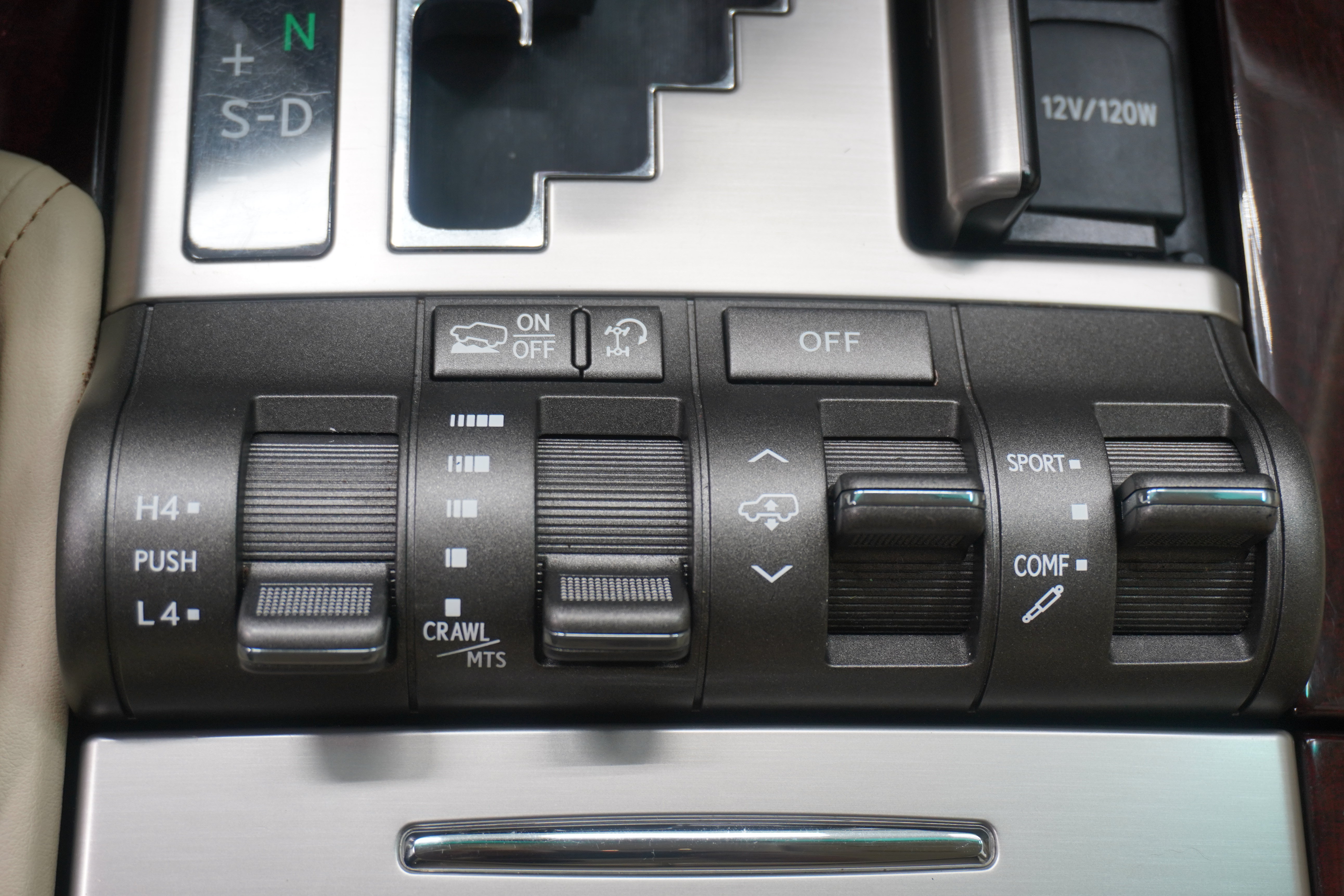 Used 2013 Lexus LX 570 4WD w/ Luxury Pkg w/Pre-crash image 28