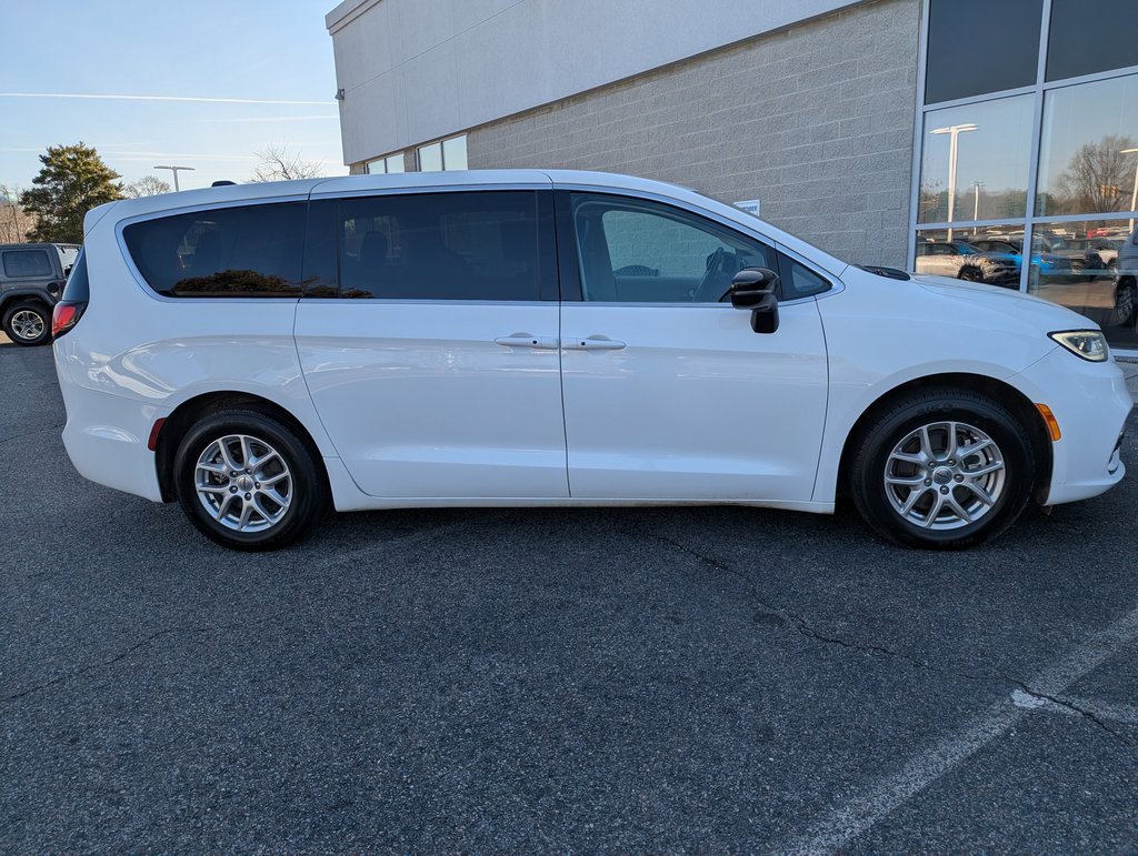 Used 2024 Chrysler Pacifica Touring-L image 9