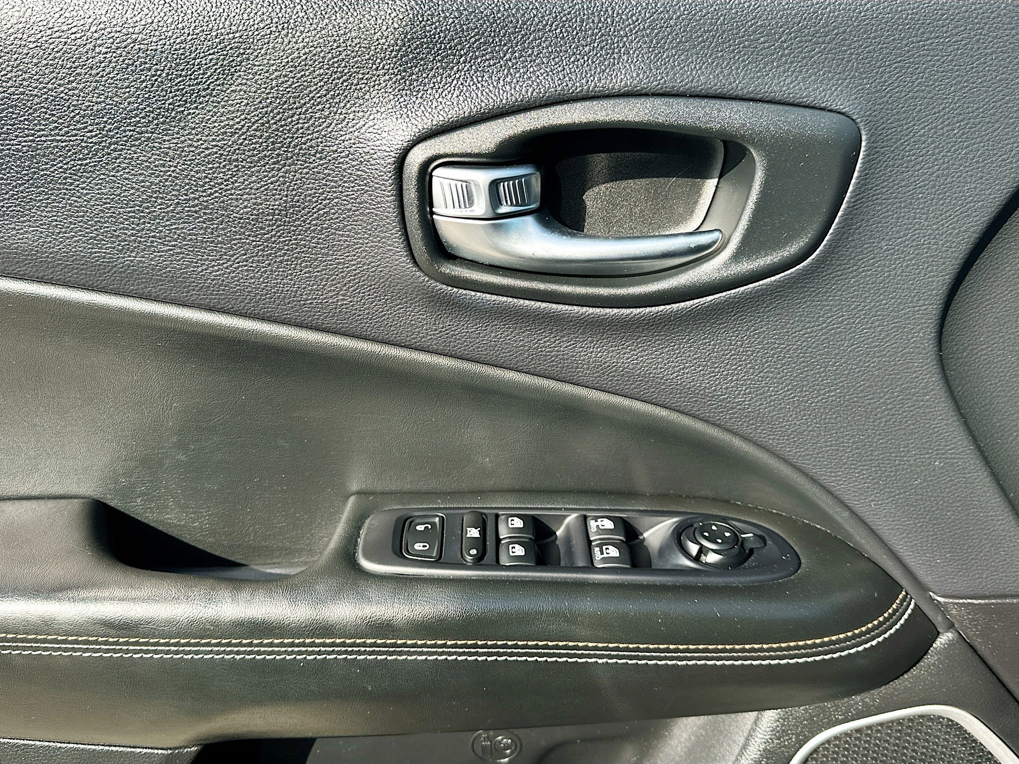 Used 2018 Jeep Compass Latitude w/ Popular Equipment Group image 17