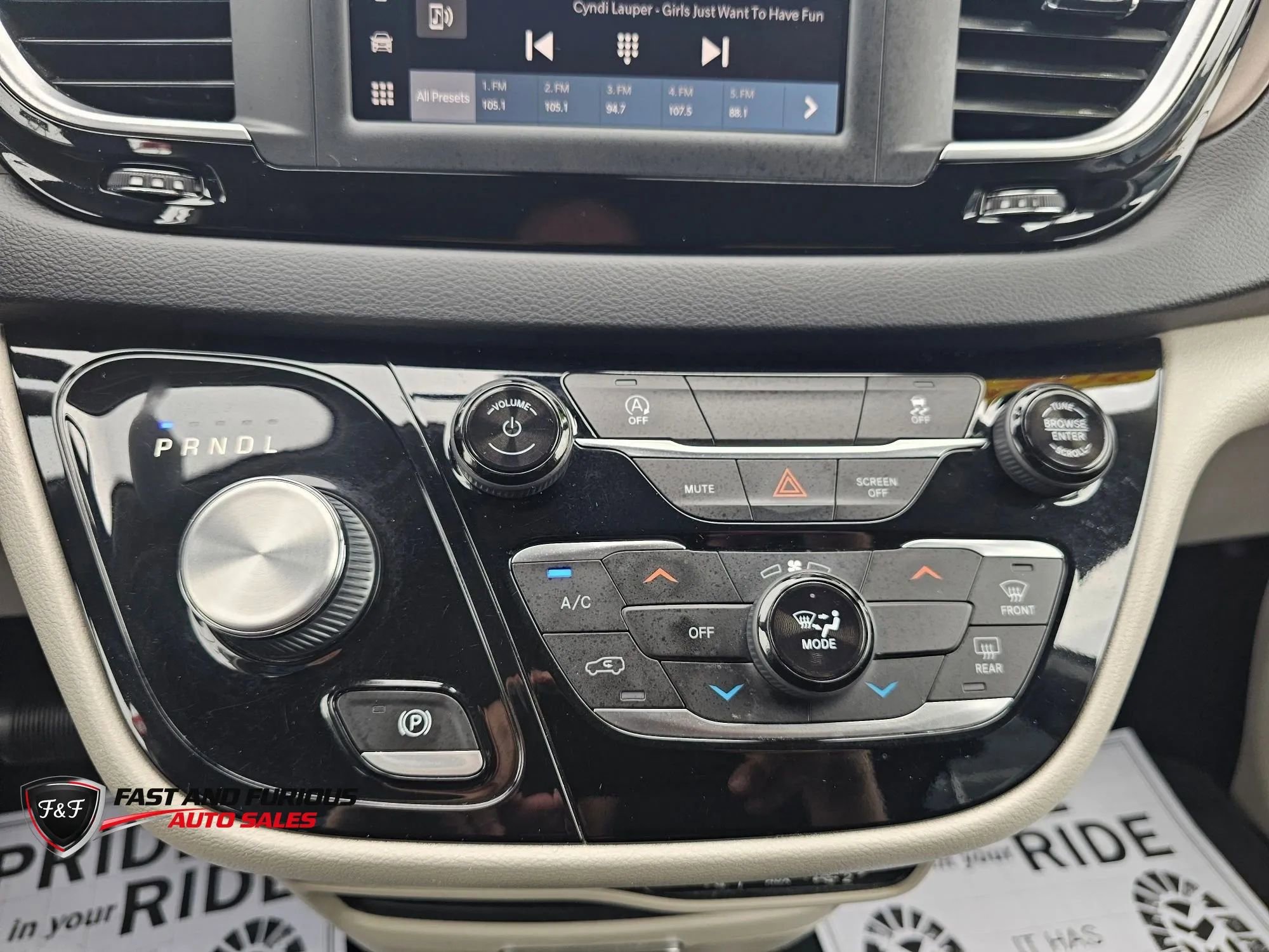 Used 2022 Chrysler Voyager LX FWD image 22