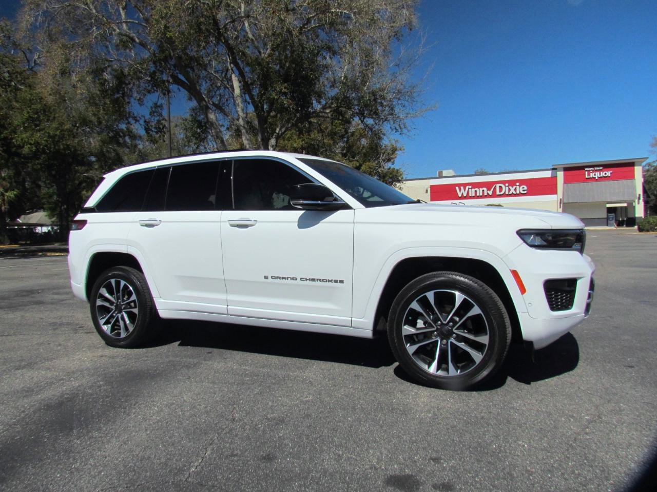 Used 2023 Jeep Grand Cherokee Overland w/ Luxury Tech Group IV RWD image 11