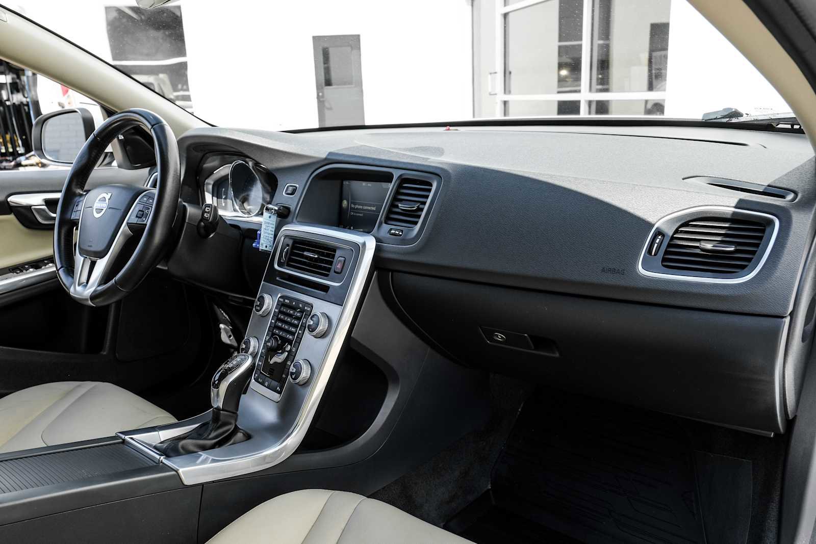 Used 2017 Volvo V60 T5 Premier w/ Convenience Package image 14