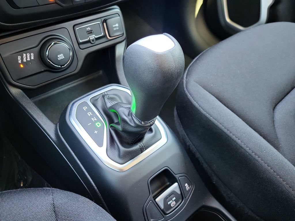 Used 2019 Jeep Renegade Latitude w/ Cold Weather Group AWD/4WD image 32
