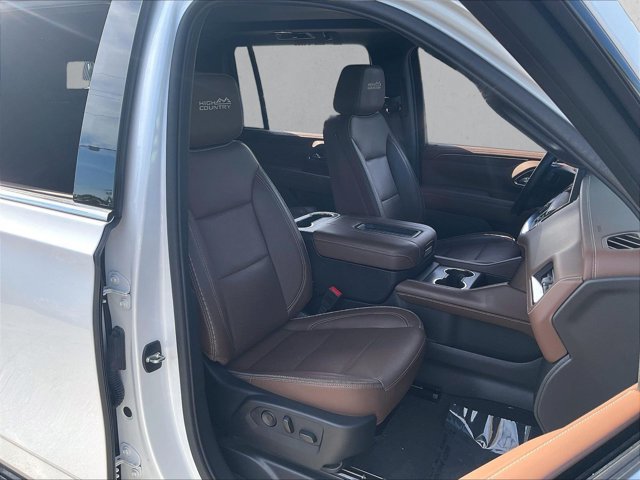 Used 2024 Chevrolet Suburban High Country RWD image 9