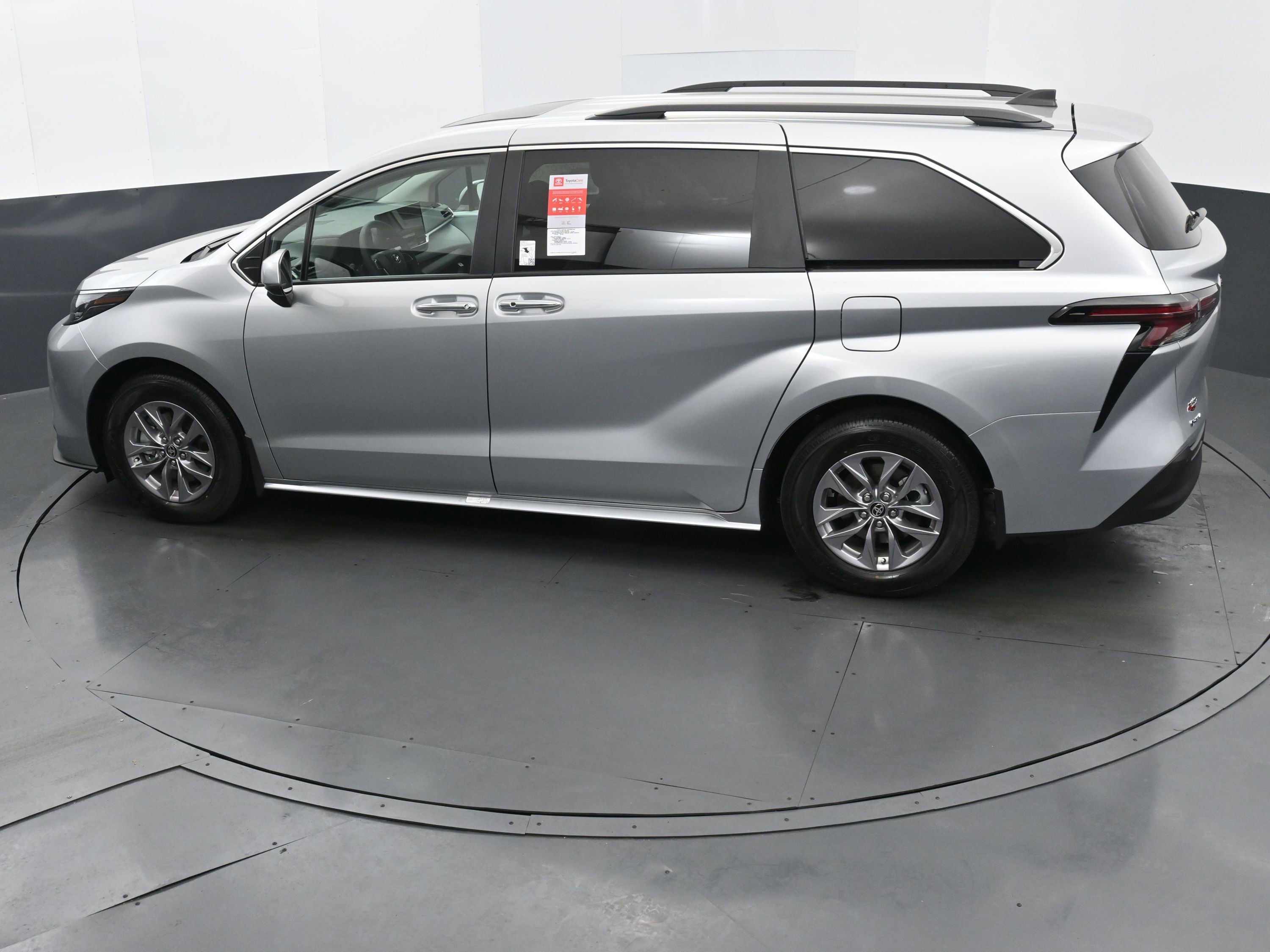 Used 2025 Toyota Sienna XLE FWD image 30