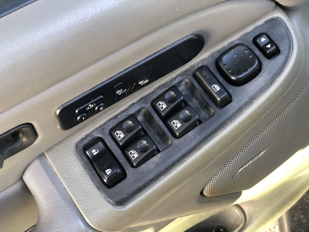 Used 2005 Chevrolet Silverado 2500 LT w/ Heavy-Duty Power Package image 9