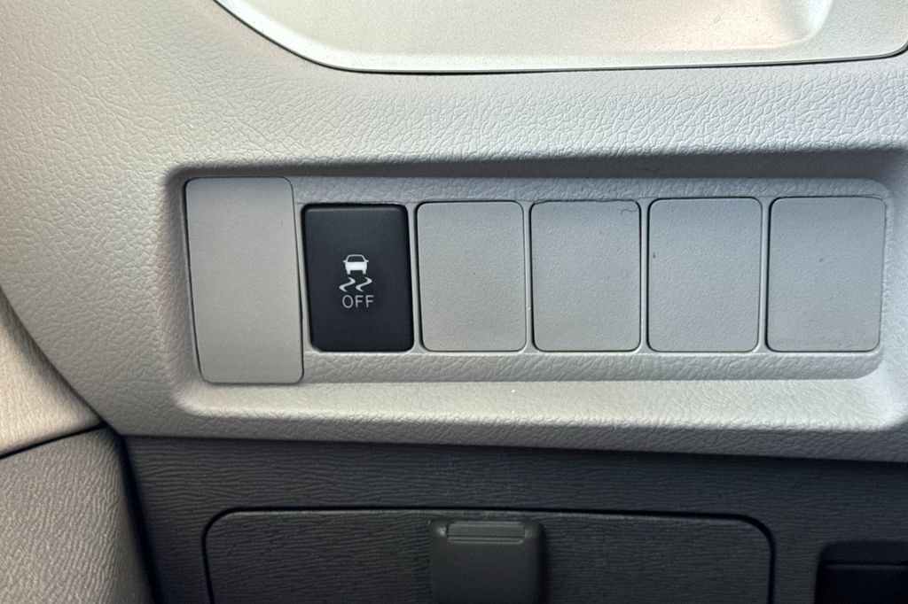 Used 2020 Toyota Sienna LE w/ LE Preferred Package FWD image 32