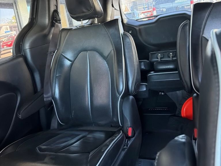 Used 2022 Chrysler Pacifica Limited w/ Uconnect Theater Family Group image 11