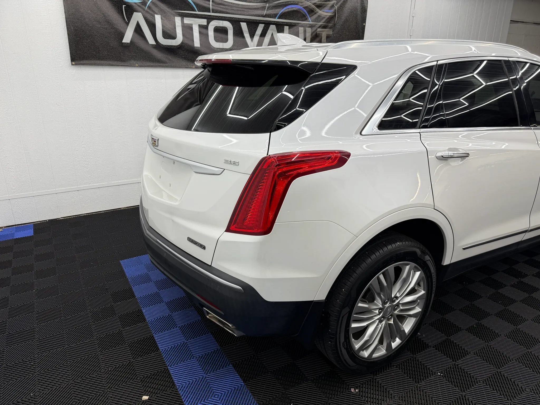 Used 2019 Cadillac XT5 Premium Luxury FWD image 3