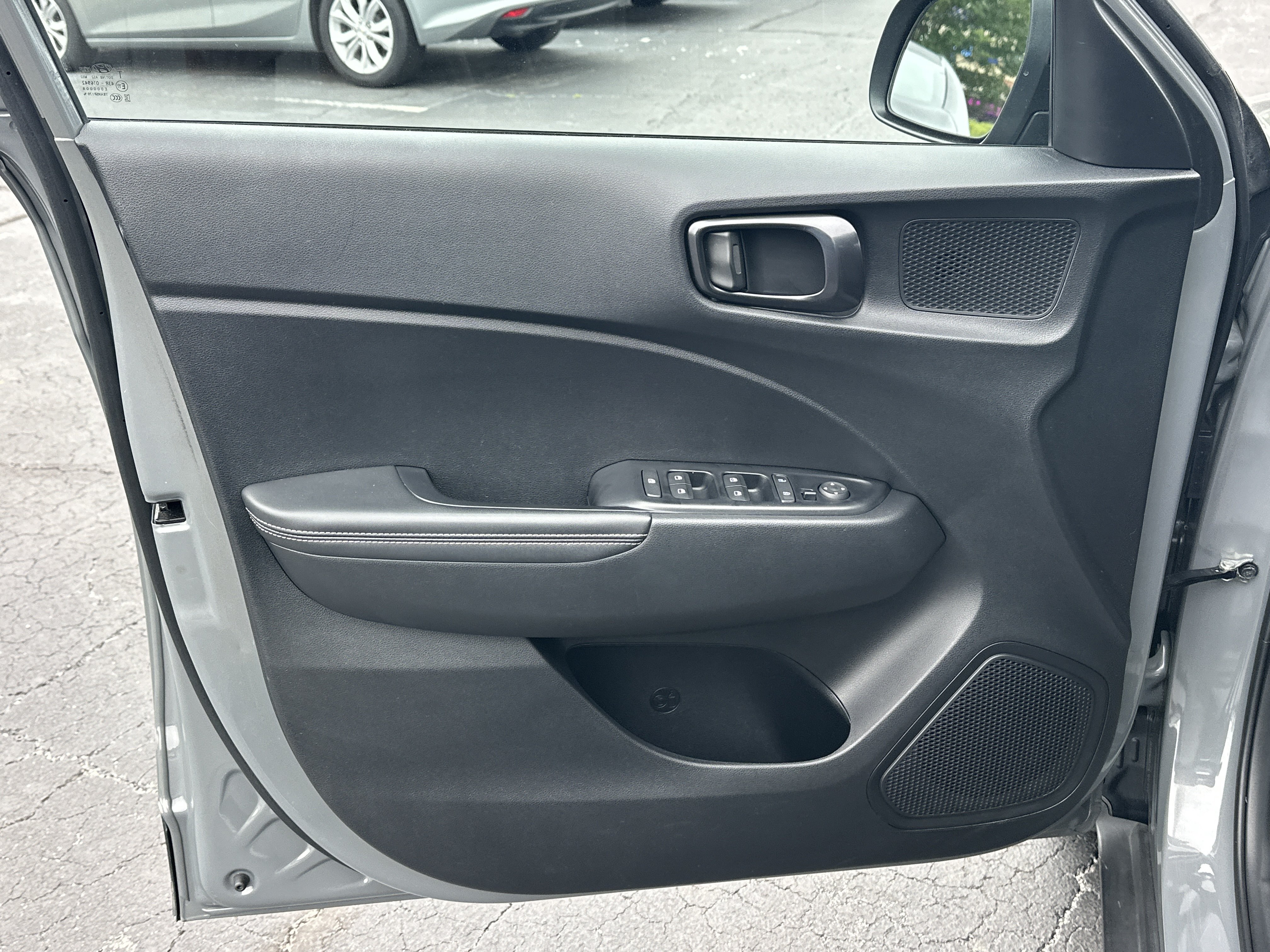 Used 2023 Hyundai Venue Limited FWD image 11