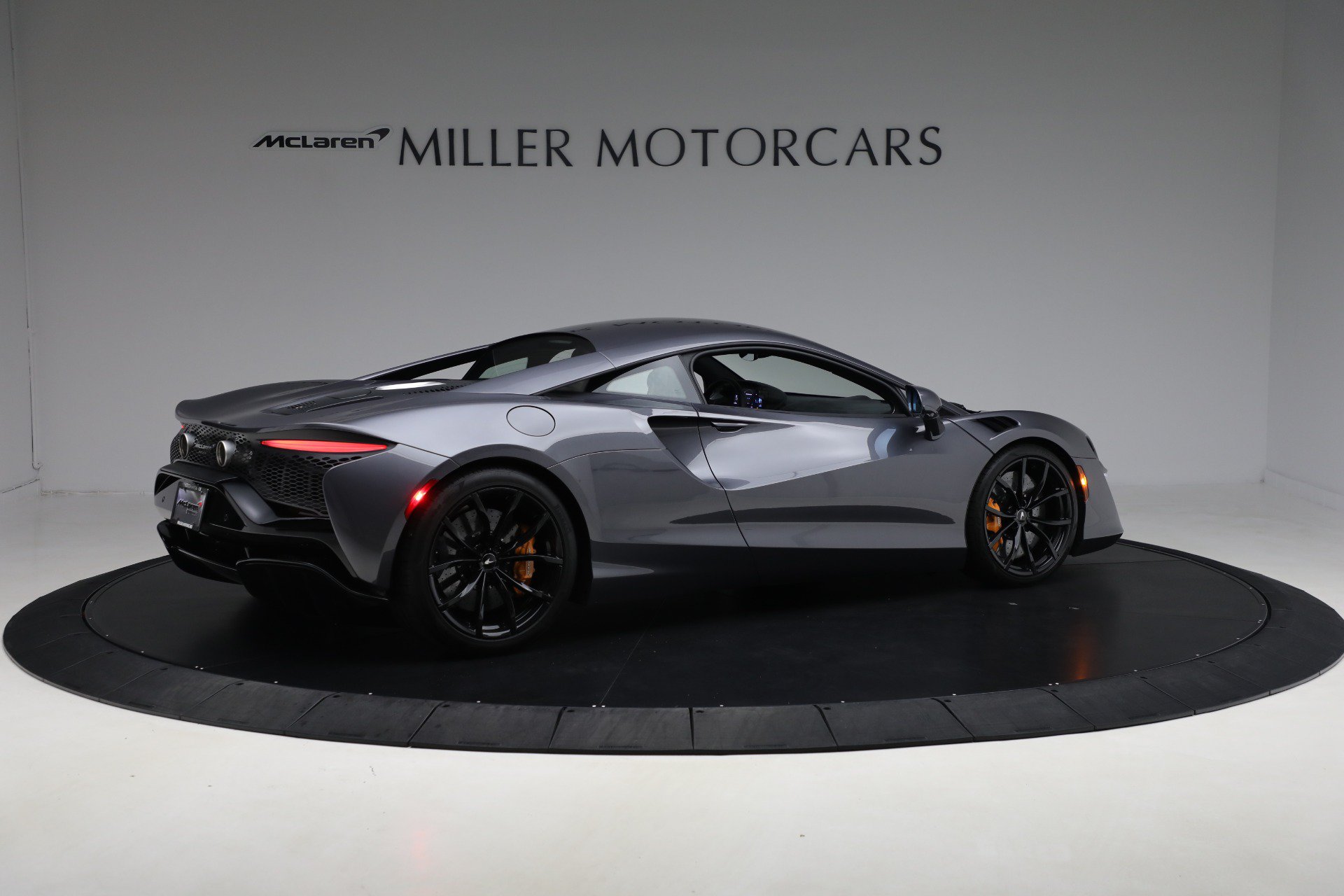 Used 2024 McLaren Artura RWD image 8