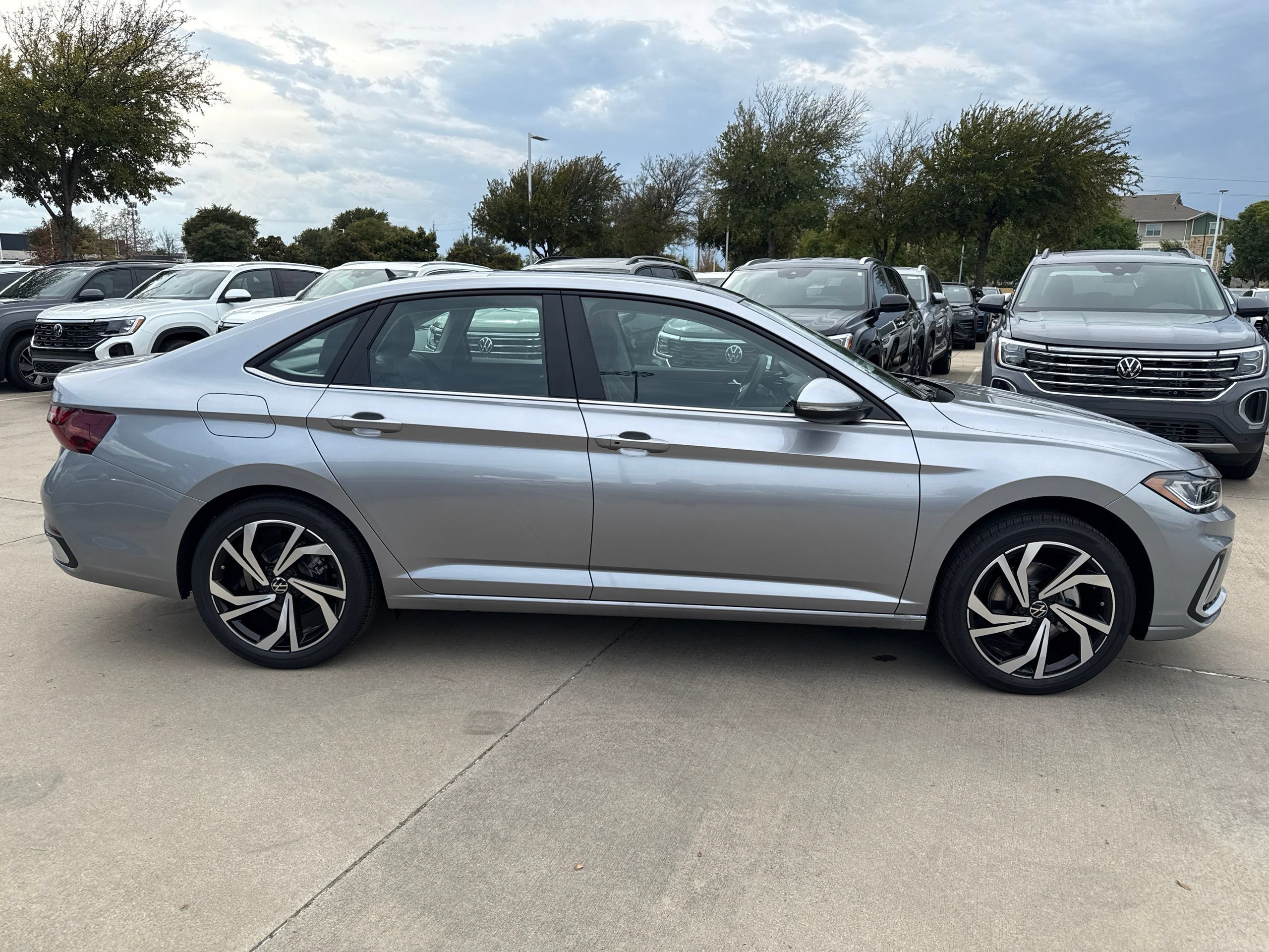 New 2027 Volkswagen Jetta SEL FWD image 2
