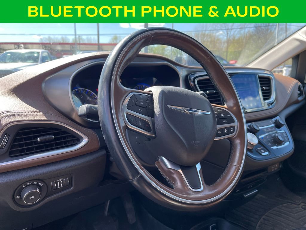 Used 2017 Chrysler Pacifica Limited image 17