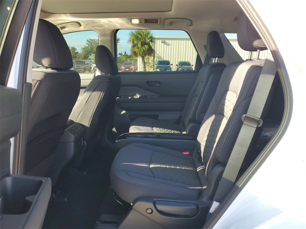 New 2025 Nissan Pathfinder SV image 6