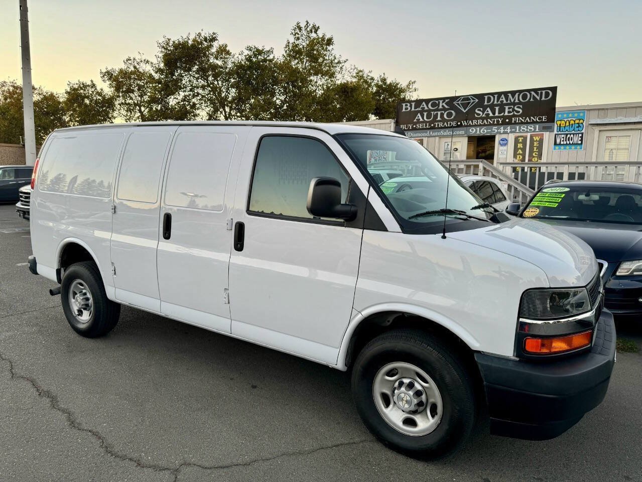 Used 2022 Chevrolet Express 3500 w/ Driver Convenience Package RWD image 3
