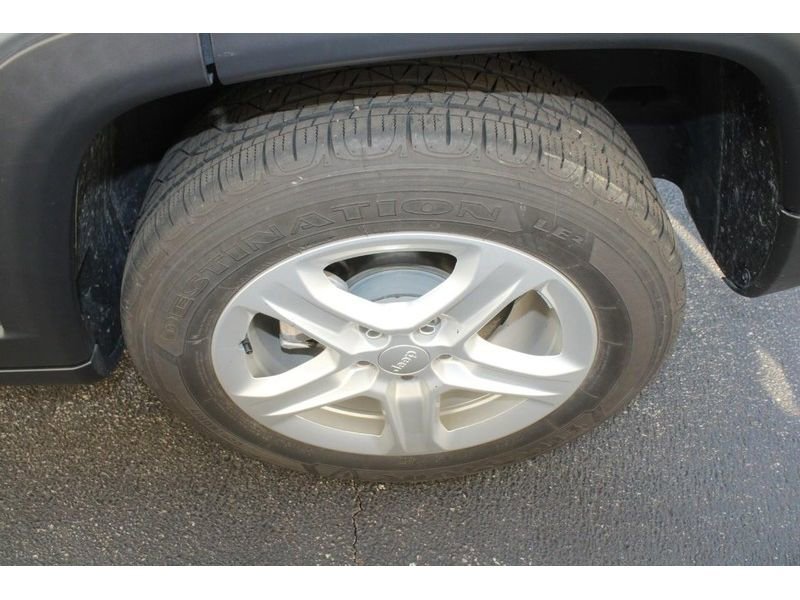 Used 2023 Jeep Compass Sport image 9