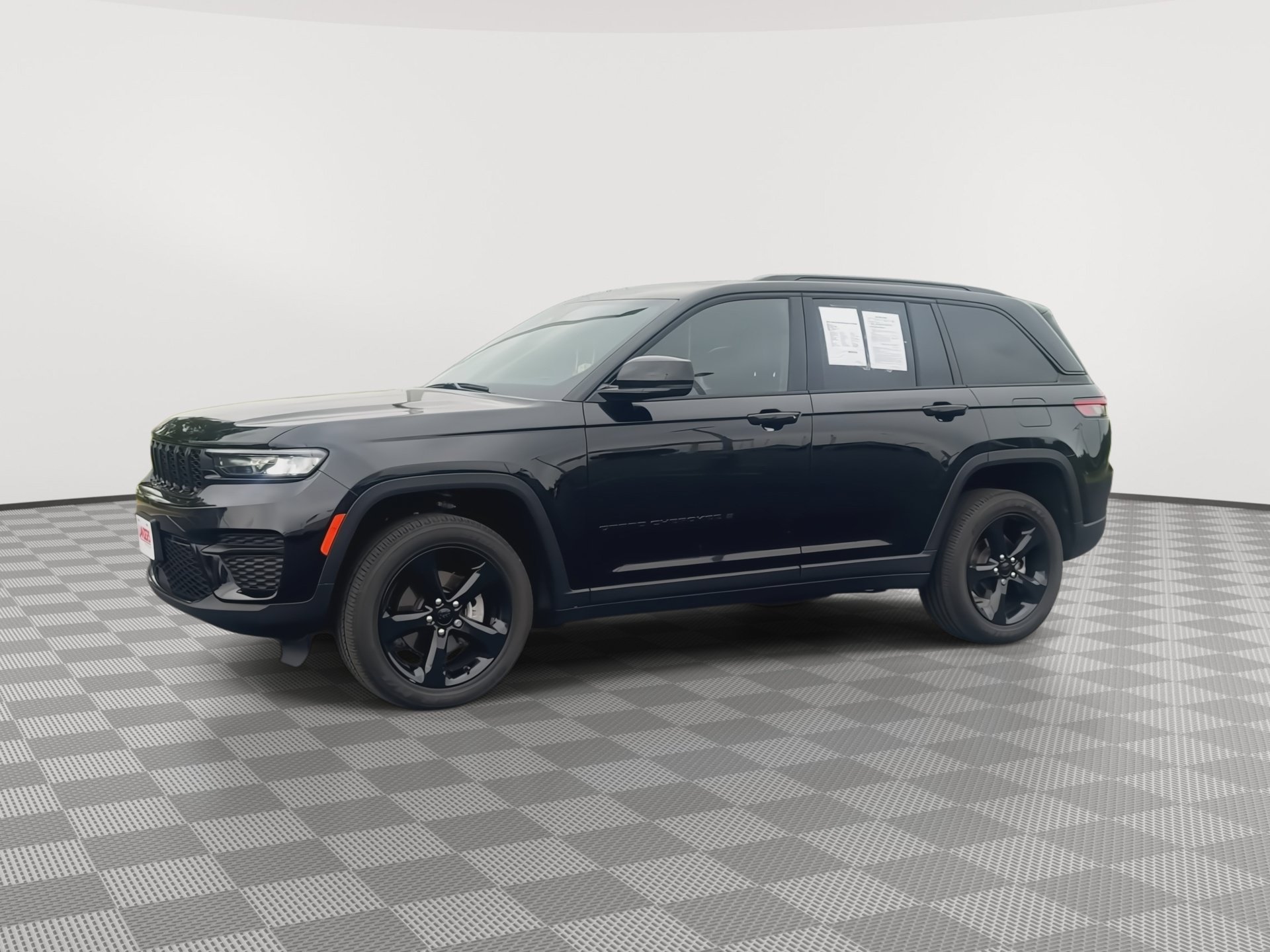 Used 2023 Jeep Grand Cherokee Altitude AWD/4WD image 4