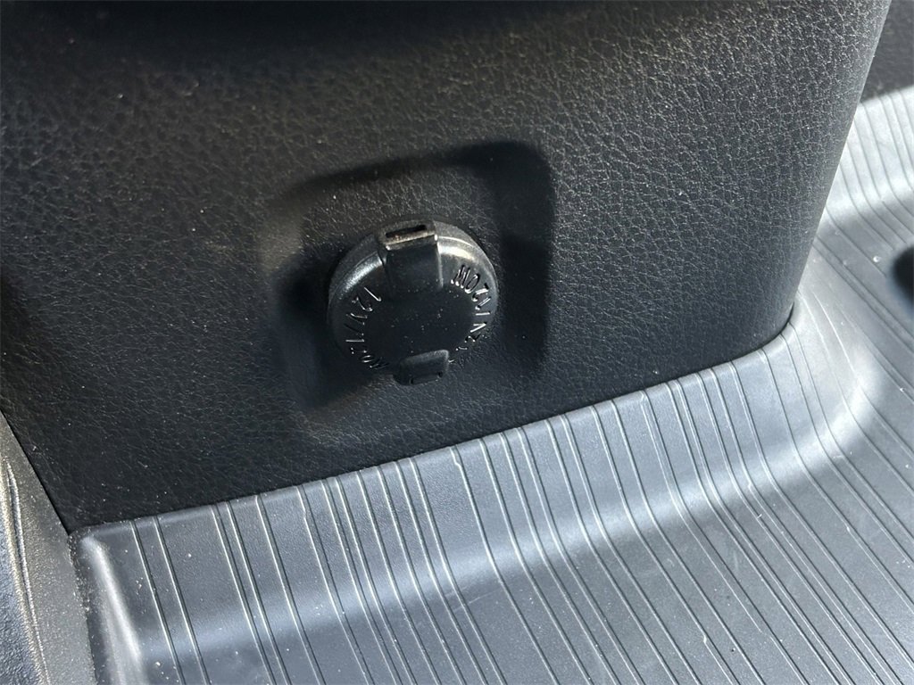 Used 2023 Toyota Sienna Platinum image 31