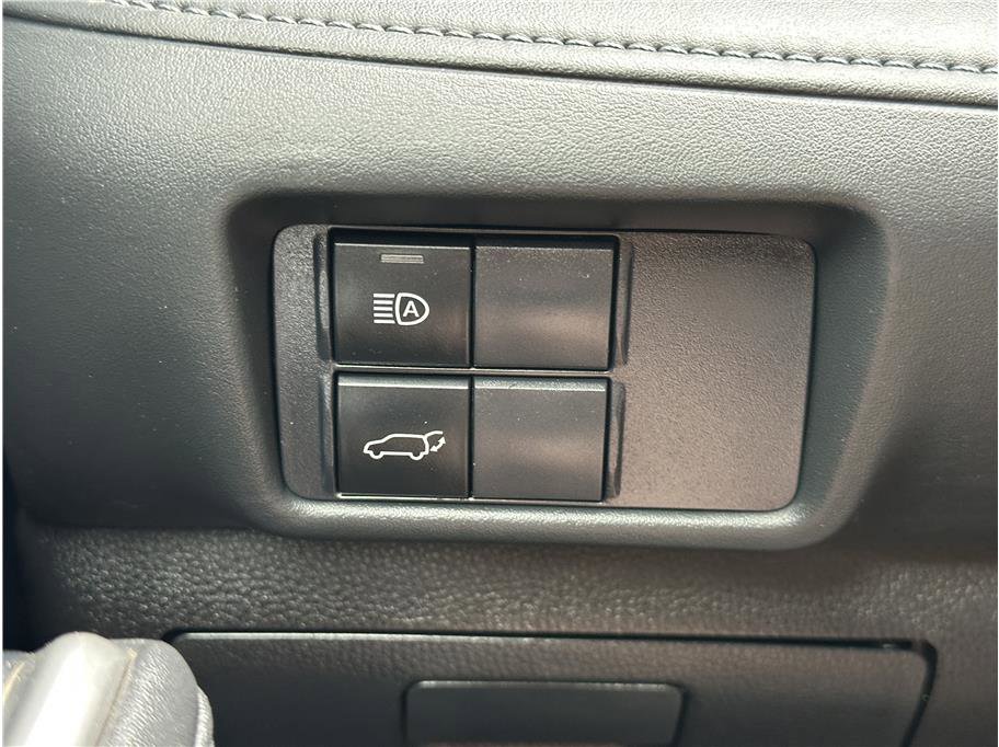 Used 2020 Toyota Highlander LE AWD/4WD image 29