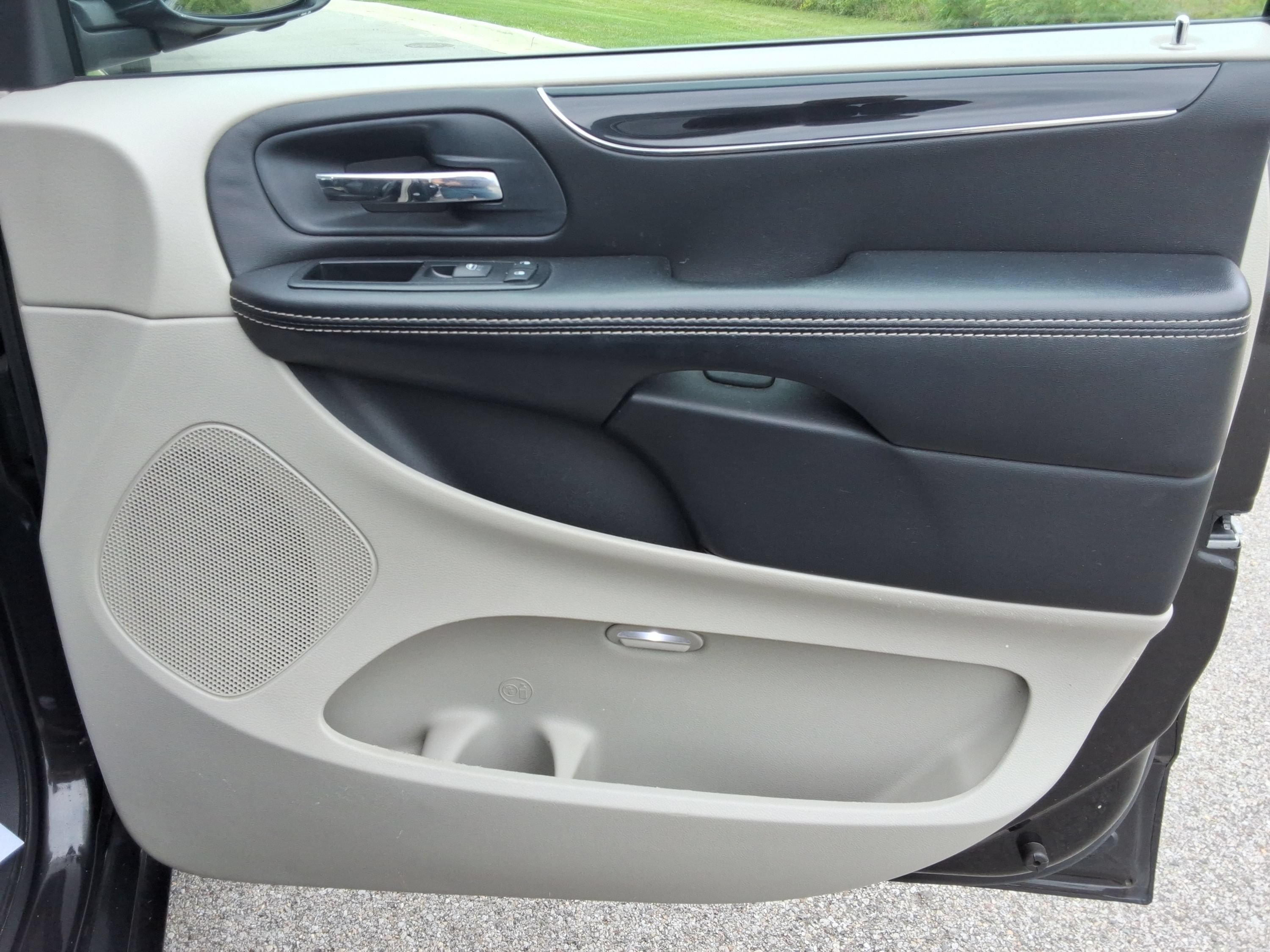 Used 2014 Chrysler Town & Country Touring-L FWD image 27