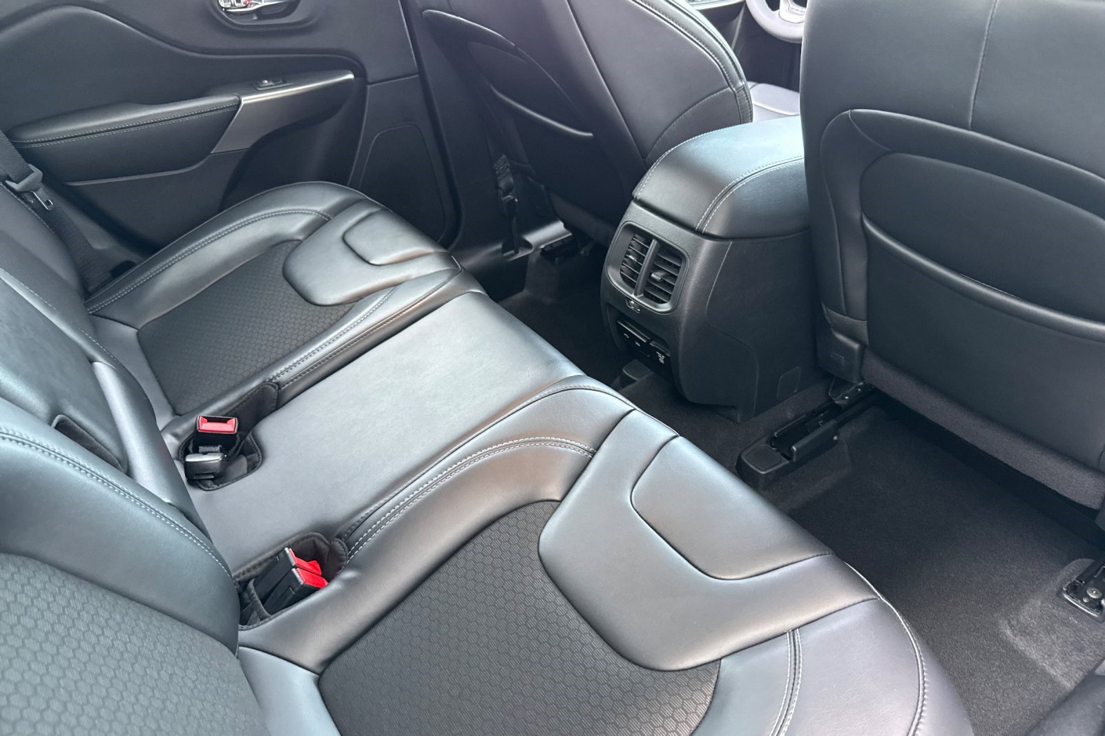 Used 2020 Jeep Cherokee Latitude Plus w/ Comfort/Convenience Group FWD image 29