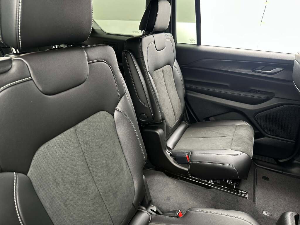 New 2025 Jeep Grand Cherokee L Laredo image 21