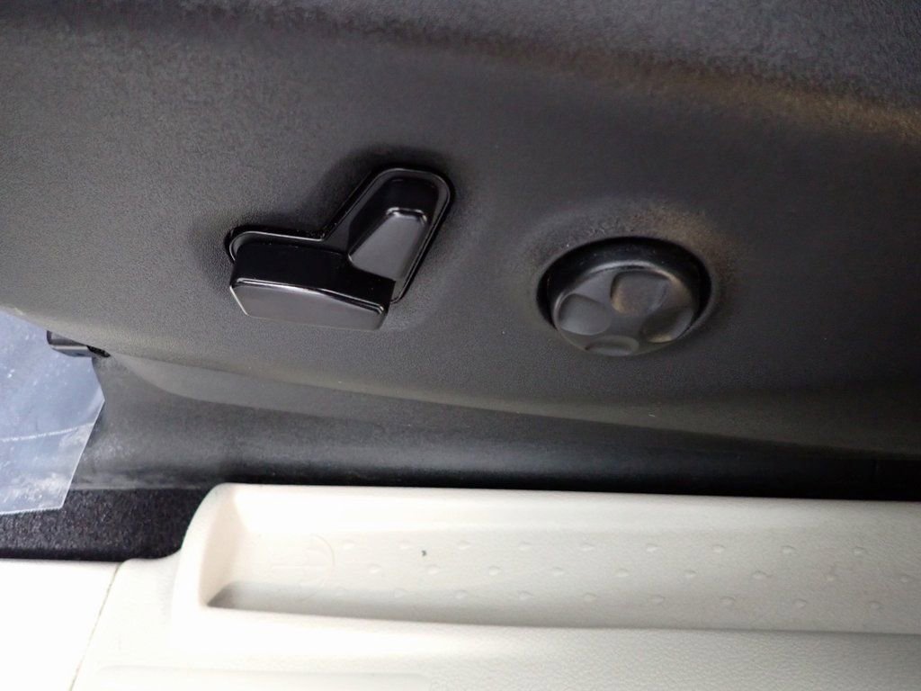 Used 2019 Chrysler Pacifica Touring-L image 21